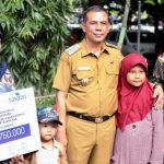 Ajay Serahkan Santunan pada Keluarga Almarhum Pipit