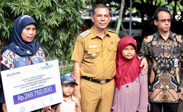 Ajay Serahkan Santunan pada Keluarga Almarhum Pipit