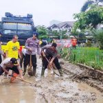 Bersihkan Lumpur Sisa Banjir