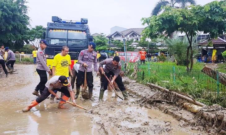 Bersihkan Lumpur Sisa Banjir Bersihkan Lumpur Sisa Banjir