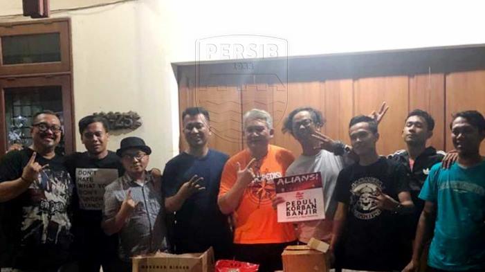 Rangkul The Jak Mania, Bobotoh Peduli Banjir Jakarta
