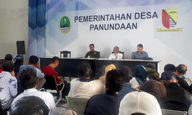 Diduga Tidak Transparan Mengelola Anggaran, Kades Panundaan Didesak Mundur