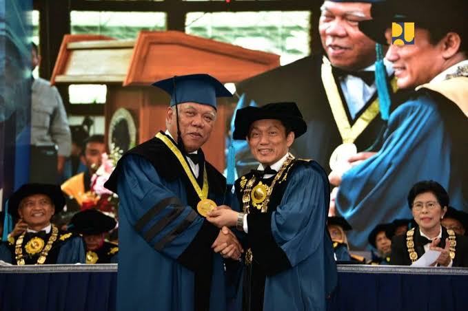 Emil Menilai Menteri PUPR Layak Menerima Gelar HC Emil Menilai Menteri PUPR Layak Menerima Gelar HC