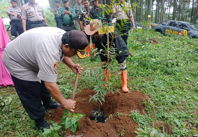 Cegah Bencana, Tanam 2.800 Pohon Cegah Bencana, Tanam 2.800 Pohon