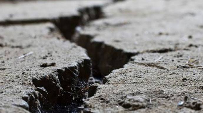 Pergerakan Tanah Ancam Rumah Warga Pergerakan Tanah Ancam Rumah Warga