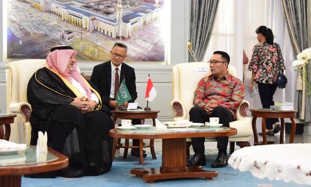 Emil Tawarkan Investasi Rp 800 T ke Arab Saudi Emil Tawarkan Investasi Rp 800 T ke Arab Saudi