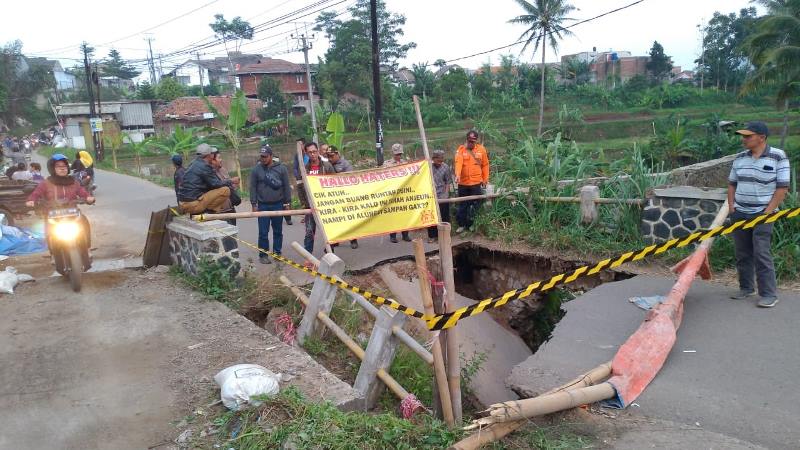 Jembatan Ambles, Akses Jalan Terputus