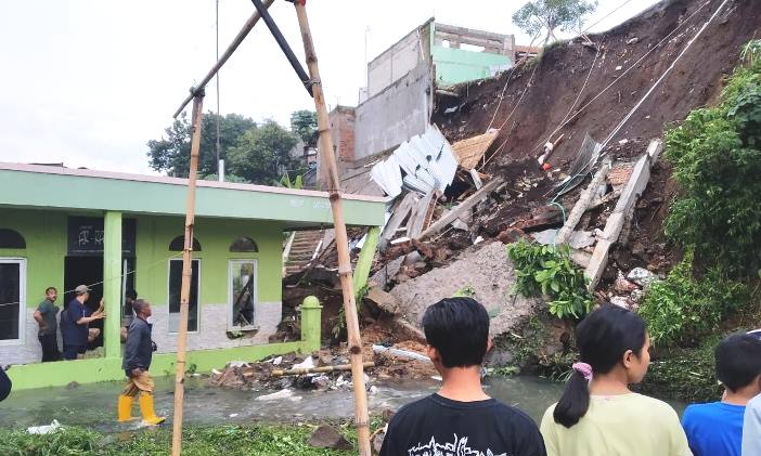 Benteng Milik BPJS Ketenagakerjaan Timpa Masjid dan Rumah
