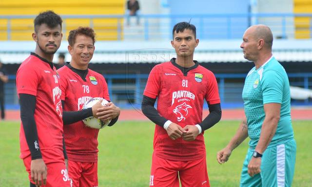 Pelatih Anyar Puji Tiga Kiper Persib