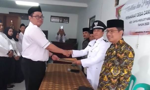 Optimalkan Pelayanan Masyarakat, Kades Lantik 14 Perangkat Desa