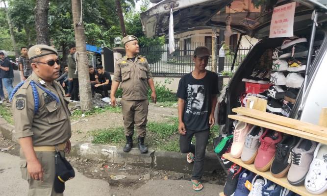 Satpol PP Tindak Tegas Keberadaan Mobil Toko