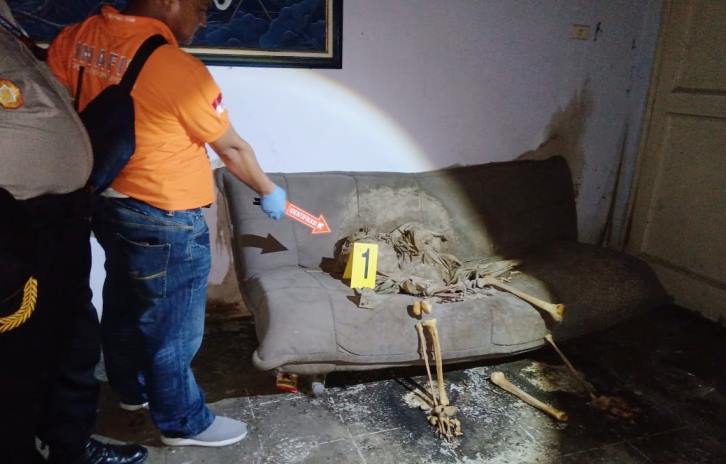 Kerangka Manusia di Rumah Kosong