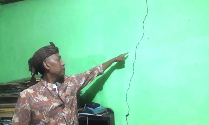 Rumah Warga Mengalami Retak