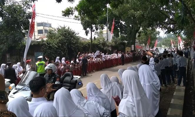 Ribuan Siswa Sambut Kedatangan Presiden Ribuan Siswa Sambut Kedatangan Presiden