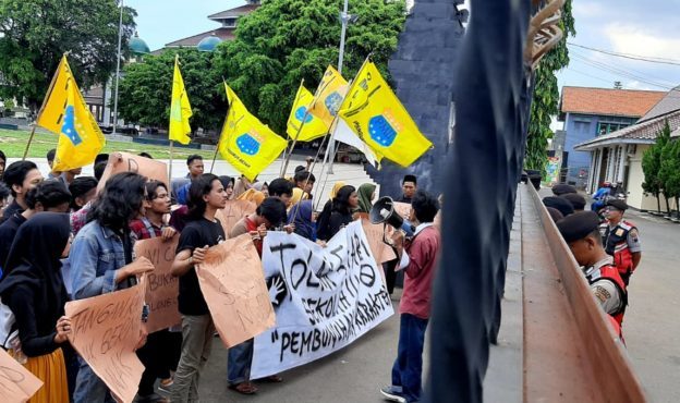 Mahasiswa Tolak Kebijakan Lima Hari Sekolah Mahasiswa Tolak Kebijakan Lima Hari Sekolah