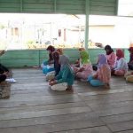 Warga sedang diberikan penjelasan untuk diberikan pijaman oleh bank emok.