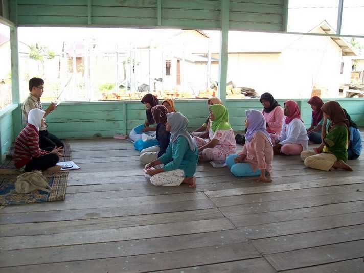 Usaha Sulit, Bank Emok Malah ‘Gentayangan’ Nagih Hutang Warga sedang diberikan penjelasan untuk diberikan pijaman oleh bank emok.