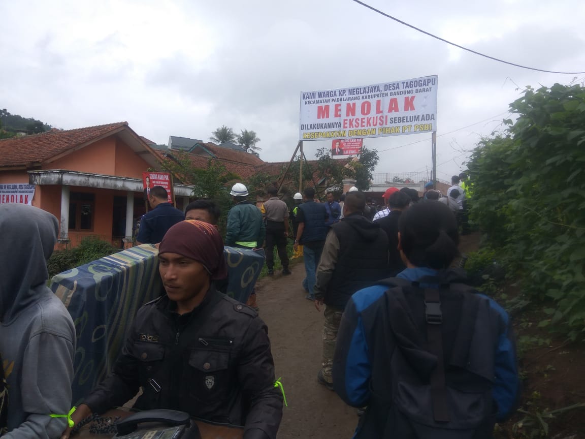 Korban Eksekusi Lahan Untuk Proyek KCIC Mencak-mencak Rumahnya Dirobohkan