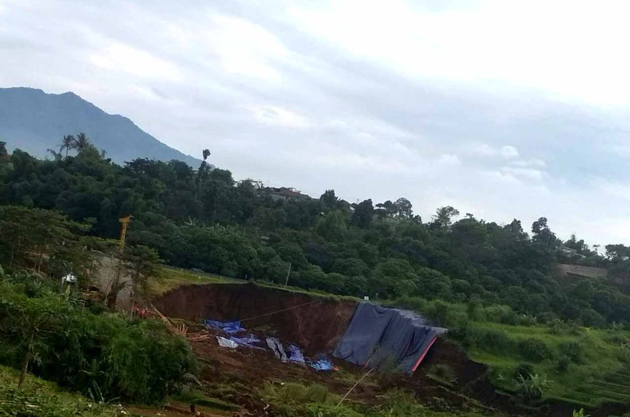 Guyuran Hujan Deras, Lahan Dekat Tol Purbaleunyi KM 118 Kembali Longsor Guyuran Hujan Deras, Lahan Dekat Tol Purbaleunyi KM 118 Kembali Longsor