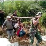 Hanya Gunakan Bambu, Dua Anggota TNI Gendong Warga yang Lagi Sakit Sejauh 2 Kilometer