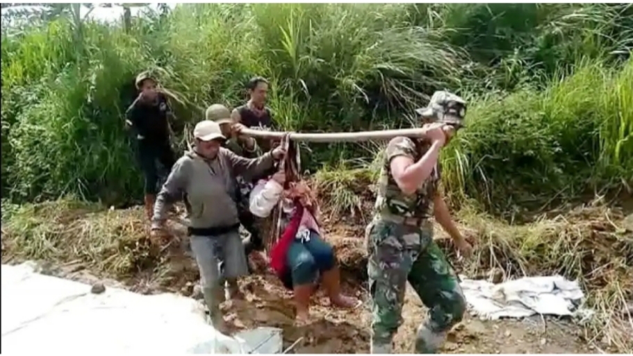 Hanya Gunakan Bambu, Dua Anggota TNI Gendong Warga yang Lagi Sakit Sejauh 2 Kilometer