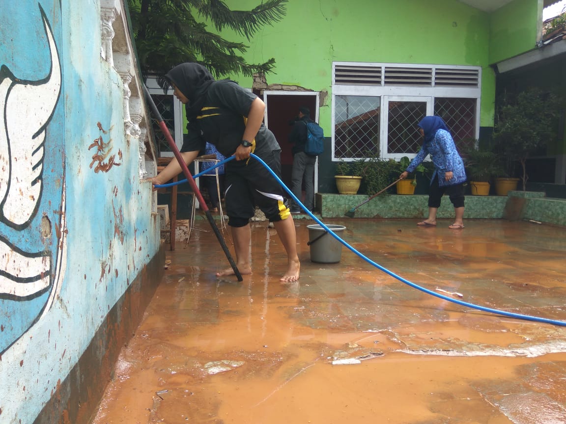 Dinding Bangunan Sekolah SDN 2 Gunung Bentang Padalarang Jebol Kena Luapan Banjir Dinding Bangunan Sekolah SDN 2 Gunung Bentang Padalarang Jebol Kena Luapan Banjir