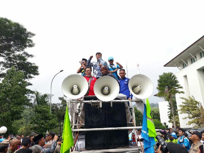 Bupati 'Sentil' Kadisnakertrans Saat Aksi Unjuk Rasa Buruh