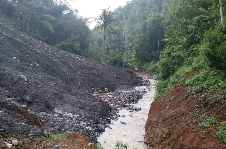 Jalan Penghubung KBB-Cianjur Tertutup Longsor
