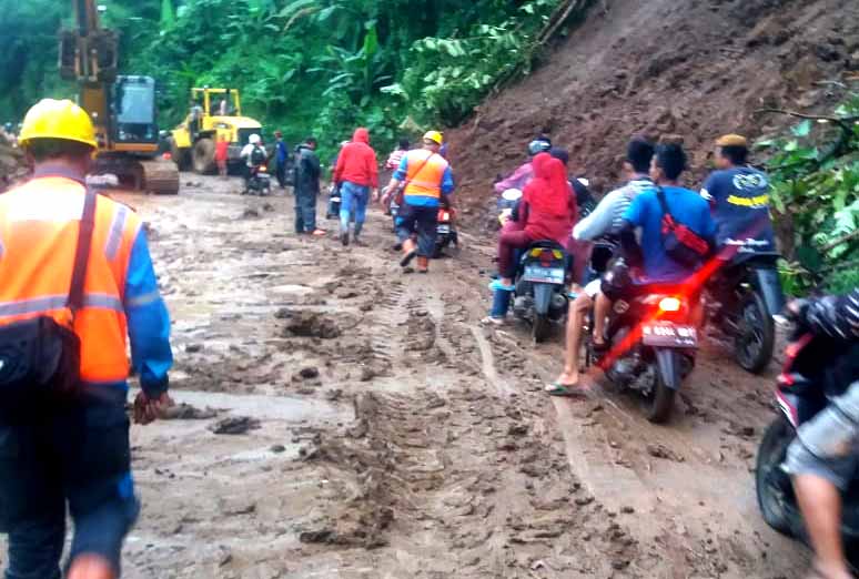 Diguyur Hujan Deras, Akses Menuju TPA Sarimukti Tertutup Longsor