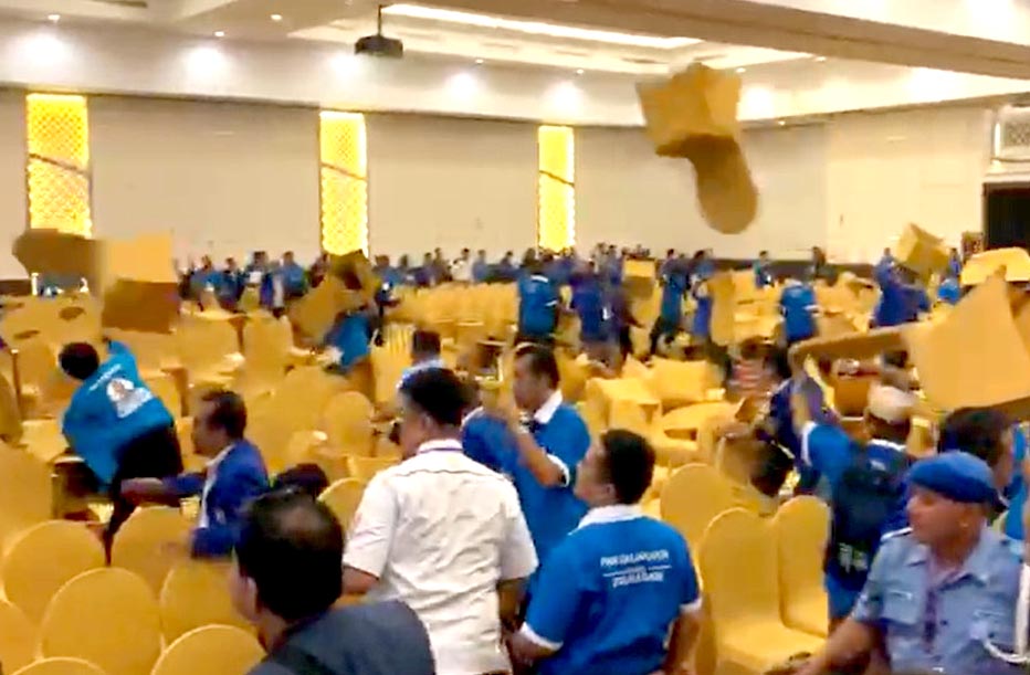 Kongres PAN Ricuh! Kader Saling Lempar Kursi