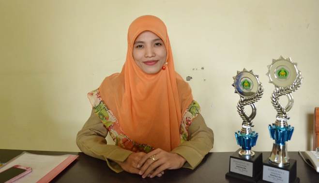 Keren Nih, Ibu Guru Cantik Ini Pernah Jabat Kepala Sekolah di Usia Muda