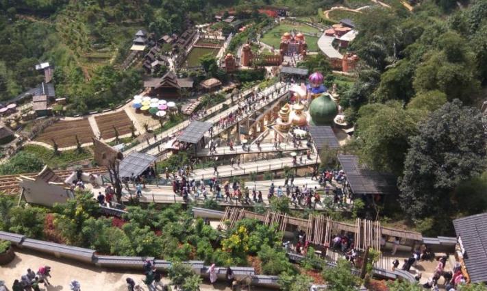 Musim Hujan, Kunjungan Wisata Tetap Membludak Musim Hujan, Kunjungan Wisata Tetap Membludak