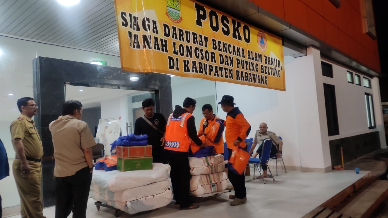 Dinsos Jabar Terus Distribusikan Logistik untuk Korban Banjir Dinsos Jabar Terus Distribusikan Logistik untuk Korban Banjir