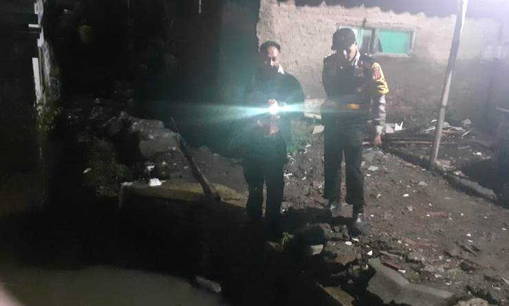 Dua Anak di Babakan Ciparay Diduga Tercebur ke Dalam Parit Saat Arus Deras, Tim SAR Masih Lakukan Pencarian Dua Anak di Babakan Ciparay Diduga Tercebur ke Dalam Parit Saat Arus Deras, Tim SAR Masih Lakukan Pencarian