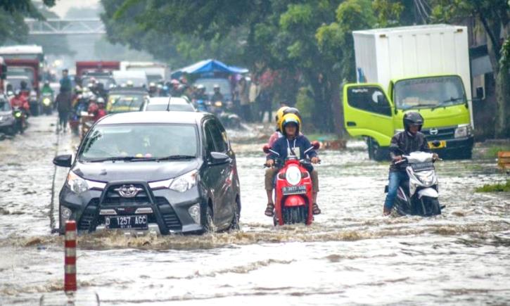 Luas lahan terbuka yang semakin sedikit diduga menjadi salah satu penyebab sering terjadinya banjir. Sebab, saat hujan lebat air yang terserap tanah lamban.