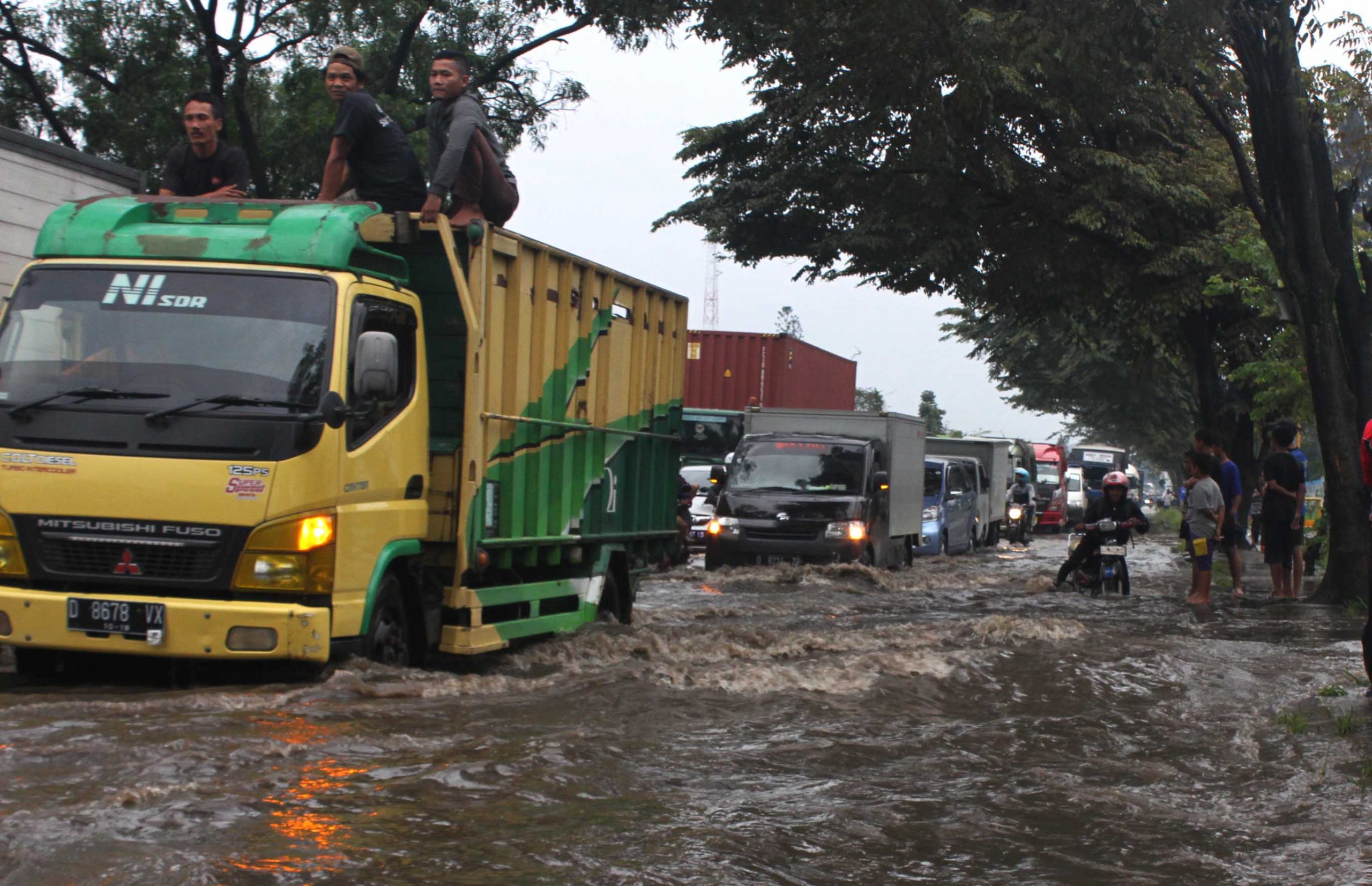 Silahkan Cek! Banjir Berwarna Hitam Bukan dari Kahatex