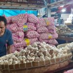 Suplay Bawang Putih Impor di Pasar Induk Caringin Kota Bandung Dibatasi