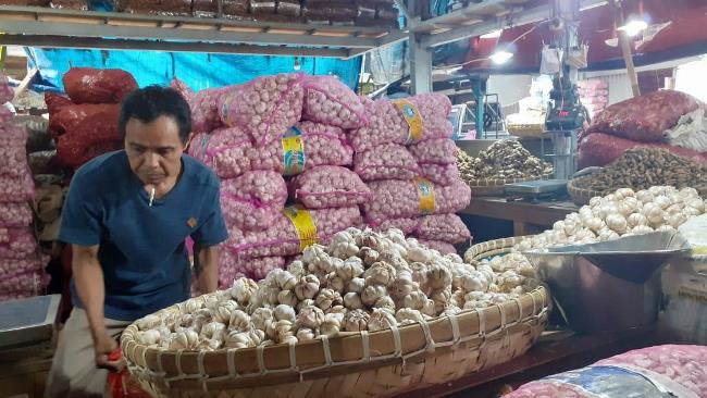 Suplay Bawang Putih Impor di Pasar Induk Caringin Kota Bandung Dibatasi Suplay Bawang Putih Impor di Pasar Induk Caringin Kota Bandung Dibatasi
