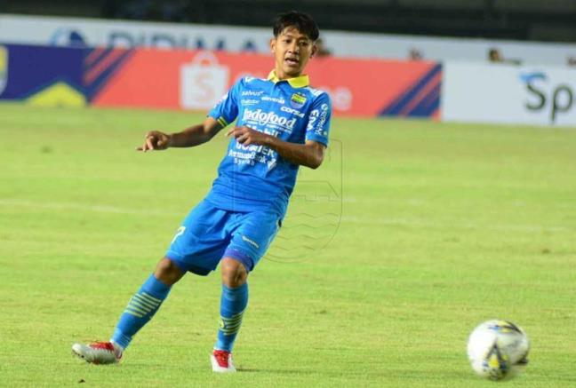 Menanti Momen Kakak-Beradik Bermain Bareng BERMAIN BARENG: menunggu momen bermain bareng dua kakak-beradik jebolan Diklat Persib, Gian Zola Nasruloh Nugraha dan Beckham Putra Nugraha.