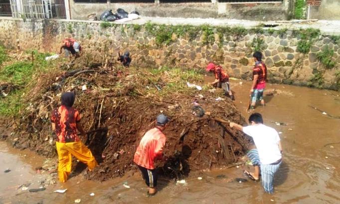Gerakan Bersih Sampah di Sungai Gerakan Bersih Sampah di Sungai