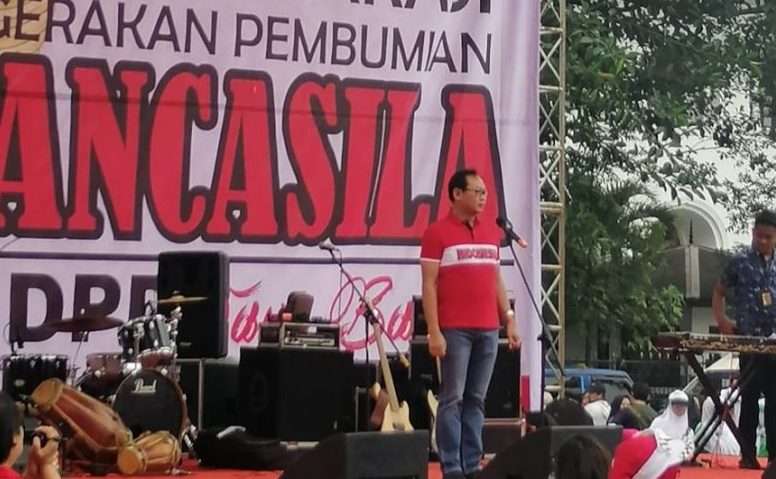 Dandan Wardhana Pimpin Pembacaan Teks Pancasila di Deklarasi Gerakan Pembumian Pancasila Dandan Wardhana Pimpin Pembacaan Teks Pancasila di Deklarasi Gerakan Pembumian Pancasila
