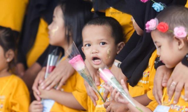 Dukung Anak Penderita Kanker, Puluhan Warga Gunduli Kepala Dukung Anak Penderita Kanker, Puluhan Warga Gunduli Kepala