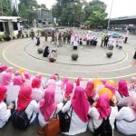 Peringati Hari Kanker, YKI Bagikan Ratusan Bunga