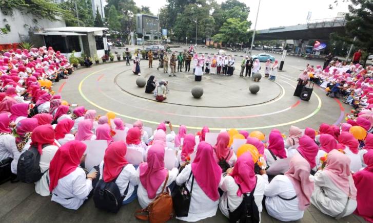 Peringati Hari Kanker, YKI Bagikan Ratusan Bunga