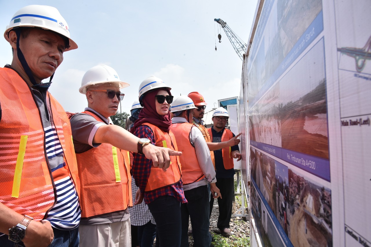 Rombongan Komisi IV melakukan kunjungan untuk melihat langsung progres pembangunan Tol Cisumdawu. (FOTO DOK)