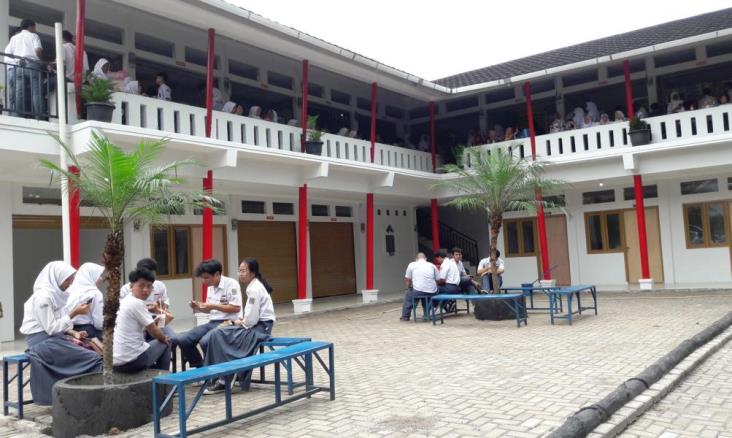 Kadisdik Resmikan Kantin Sehat SMPN 10