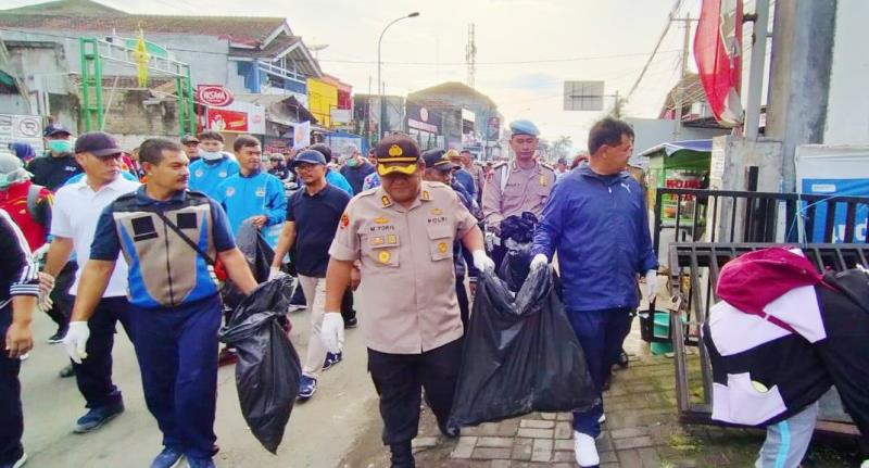 Bupati Pimpin Gerakan Pungut Sampah