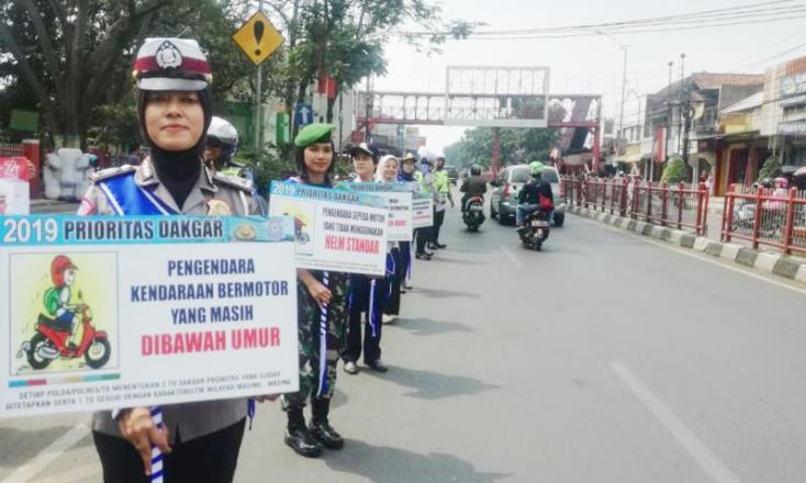 Anak Dibonceng Wajib Pakai Helm