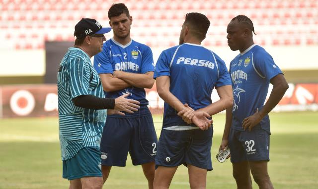 Robert Klaim Lini Belakang Persib Sudah Stabil