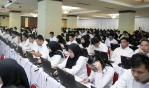Ratusan pelamar Calon Pegawai Negeri Sipil (CPNS) serius mengikuti Seleksi Kompetensi Dasar (SKD). Untuk lolos ketahap selanjutnya